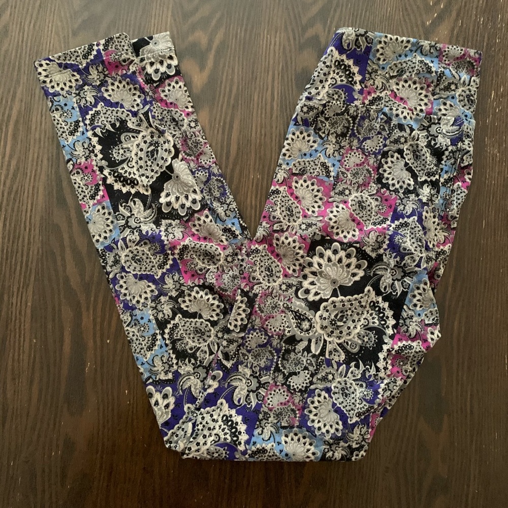 OS LuLaRoe Leggings Never Worn fits pant size 2-10